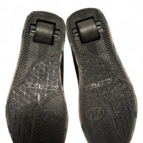 Heelys Black Sneakers with Green Camouflage and wheels - Picture 5 of 8